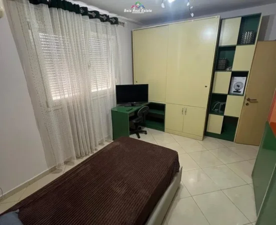 Tirane, jepet me qera apartament 3+1 Kati 5, 140 m² 625 € (Rruga Muhamet Gjollesha)