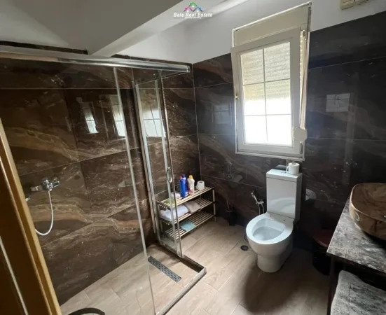 Tirane, jepet me qera apartament 3+1 Kati 5, 140 m² 625 € (Rruga Muhamet Gjollesha)