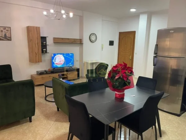 Tirane, jepet me qera 2+1 , 102 m² 700 € (Komuna e Parisit)