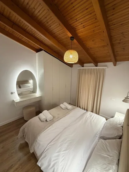 Tirane, jepet me qera apartament 1+1+Ballkon Kati 3, 70 m² 850 € (KOMUNA E PARISIT)