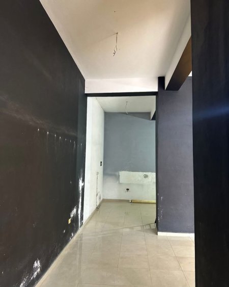 Tirane, jepet me qera dyqan Kati 0, 77 m² 600 € (Yzberisht)