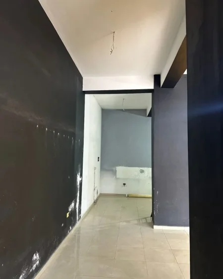 Tirane, jepet me qera dyqan Kati 0, 77 m² 600 € (Yzberisht)