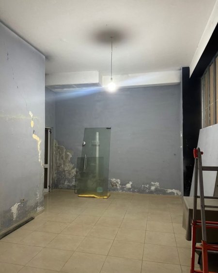 Tirane, jepet me qera dyqan Kati 0, 77 m² 600 € (Yzberisht)