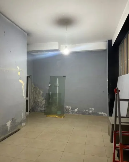 Tirane, jepet me qera dyqan Kati 0, 77 m² 600 € (Yzberisht)