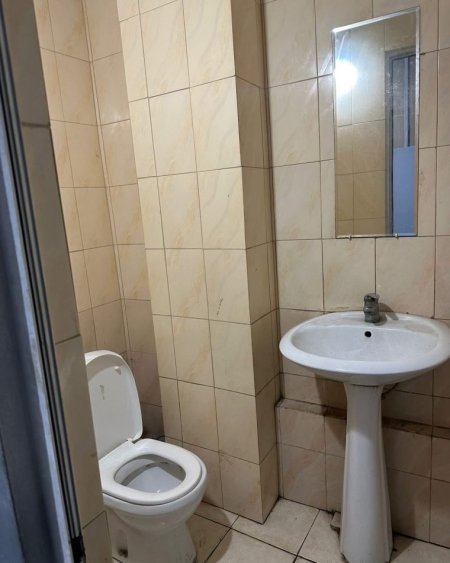 Tirane, jepet me qera dyqan Kati 0, 77 m² 600 € (Yzberisht)