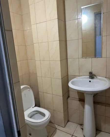 Tirane, jepet me qera dyqan Kati 0, 77 m² 600 € (Yzberisht)