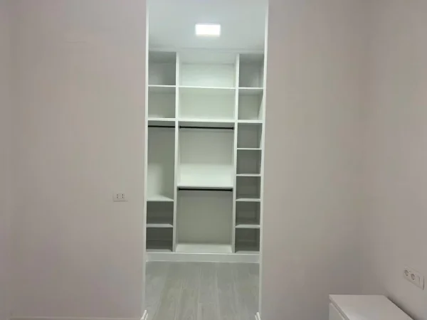 Tirane, jepet me qera apartament 1+1 , 70 m² 600 € (astir)