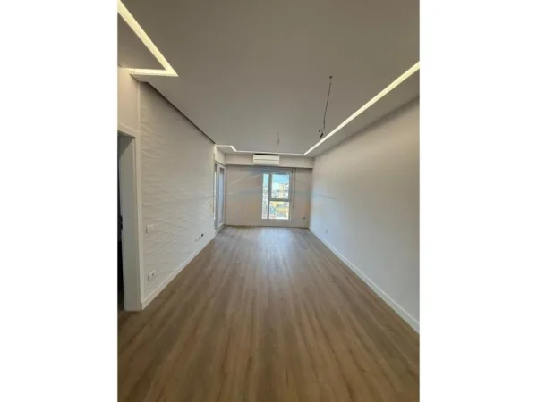 Tirane, shitet apartament 2+1 Kati 5, 96 m² 250.000 € (Shkolla e Kuqe)