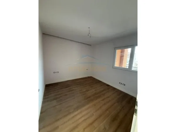 Tirane, shitet apartament 2+1 Kati 5, 96 m² 250.000 € (Shkolla e Kuqe)