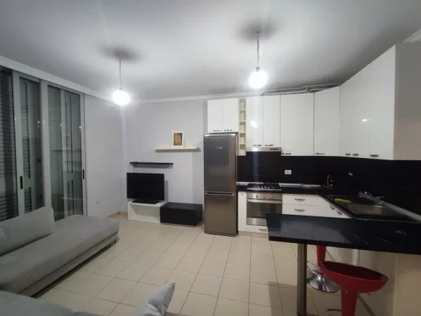 Tirane, jepet me qera apartament 1+1+Ballkon , 600 € (Liqeni Thate)