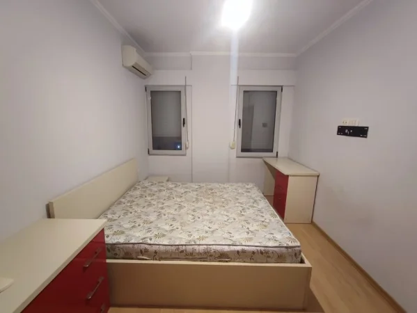 Tirane, jepet me qera apartament 1+1+Ballkon , 600 € (Liqeni Thate)