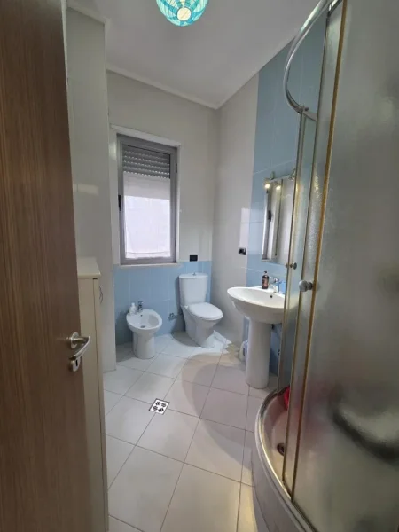 Tirane, jepet me qera apartament 1+1 Kati 7, 60 m² 800 € (Pazari i Ri)