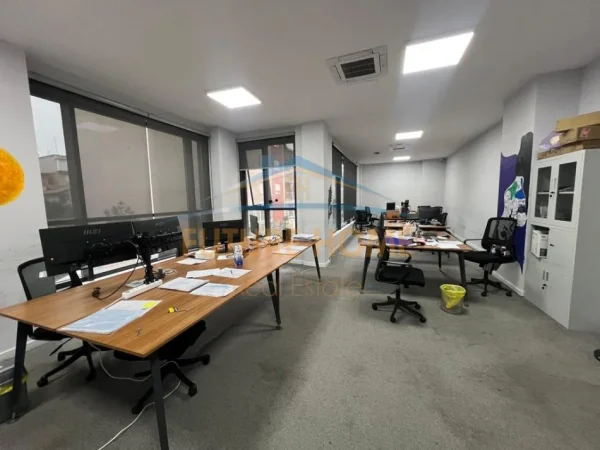 Tirane, jepet me qera zyre +2 Poste parkimi Kati 2, 452 m² 5.000 € (Rruga Hoxha Tahsim)