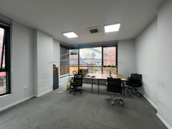 Tirane, jepet me qera zyre +2 Poste parkimi Kati 2, 452 m² 5.000 € (Rruga Hoxha Tahsim)