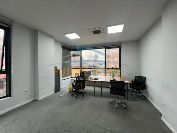 Tirane, jepet me qera zyre +2 Poste parkimi Kati 2, 452 m² 5.000 € (Rruga Hoxha Tahsim)