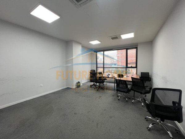 Tirane, jepet me qera zyre +2 Poste parkimi Kati 2, 452 m² 5.000 € (Rruga Hoxha Tahsim)