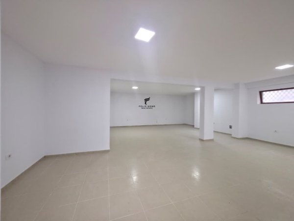 Tirane, jepet me qera dyqan Kati 0, 90 m² 900 € (KOPSHTI BOTANIK)