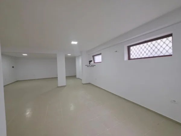Tirane, jepet me qera dyqan Kati 0, 90 m² 900 € (KOPSHTI BOTANIK)