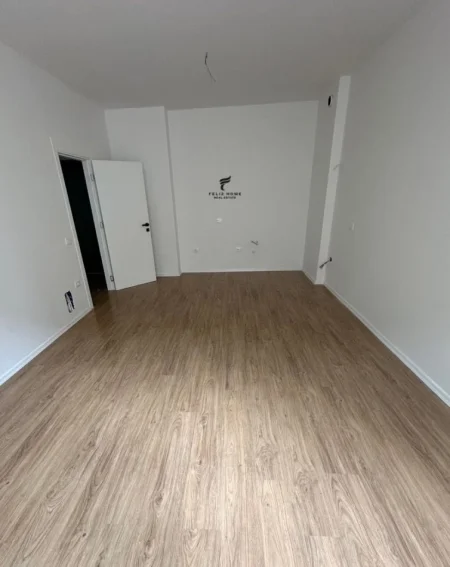 Tirane, jepet me qera zyre Kati 1, 68 m² 550 € (JORDAN MISJA)