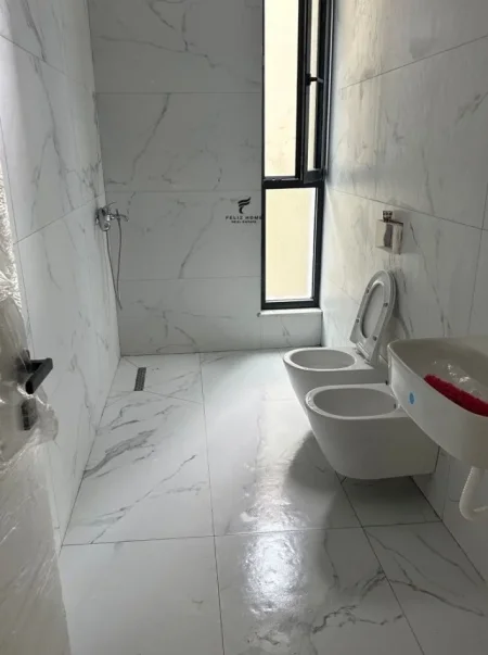 Tirane, jepet me qera zyre Kati 1, 68 m² 550 € (JORDAN MISJA)