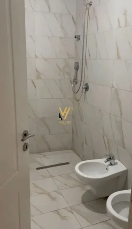 Tirane, jepet me qera zyre Kati 3, 130 m² 500 € (5 MAJI)