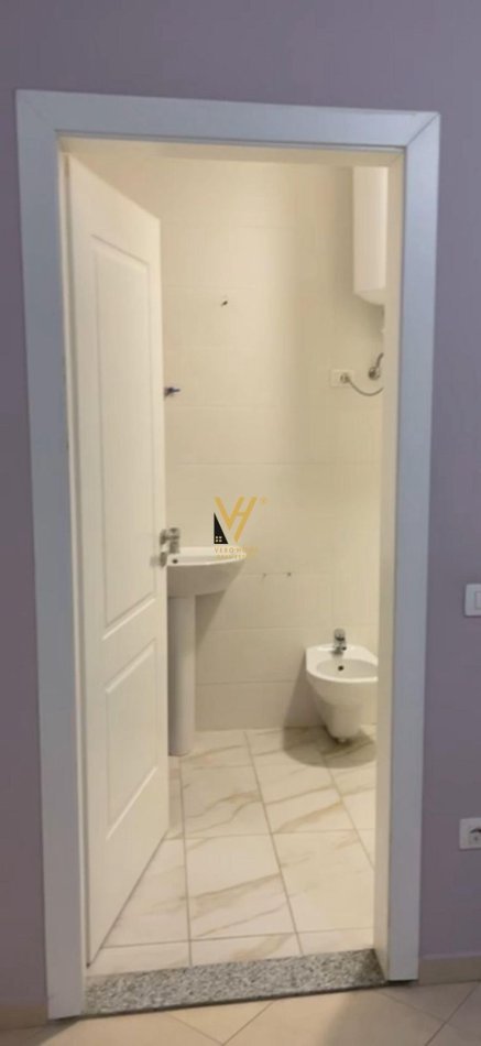 Tirane, jepet me qera zyre Kati 3, 130 m² 500 € (5 MAJI)