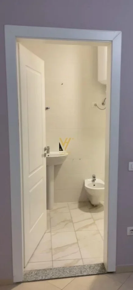 Tirane, jepet me qera zyre Kati 3, 130 m² 500 € (5 MAJI)