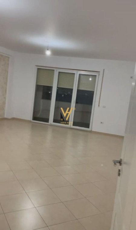 Tirane, jepet me qera zyre Kati 3, 130 m² 500 € (5 MAJI)