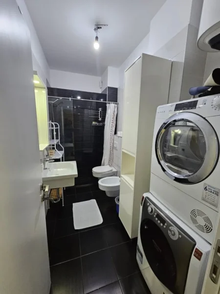 Tirane, jepet me qera apartament 1+1 , 70 m² 900 € (qender)