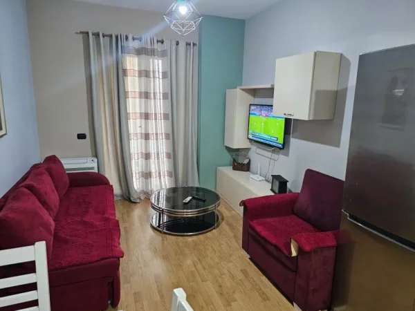 Tirane, jepet me qera apartament 1+1 , 70 m² 900 € (qender)