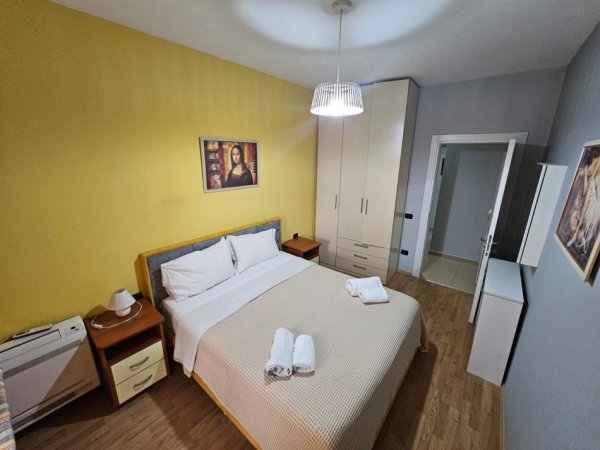 Tirane, jepet me qera apartament 1+1 , 70 m² 900 € (qender)