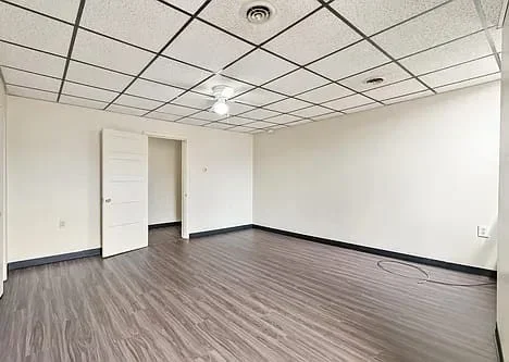Tirane, jepet me qera zyre Kati 2, 75 m² 1.000 € (MINE PEZA)