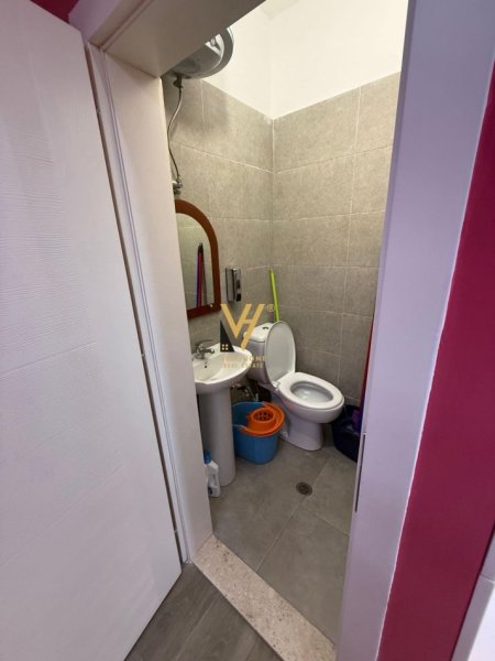 Tirane, jepet me qera zyre Kati 1, 40 m² 350 € (SHKOZE)