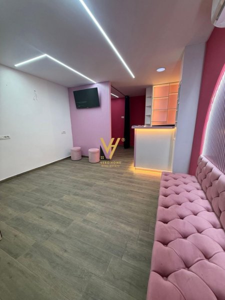 Tirane, jepet me qera zyre Kati 1, 40 m² 350 € (SHKOZE)