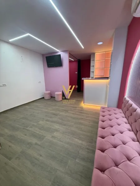 Tirane, jepet me qera zyre Kati 1, 40 m² 350 € (SHKOZE)