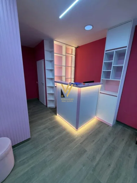 Tirane, jepet me qera zyre Kati 1, 40 m² 350 € (SHKOZE)