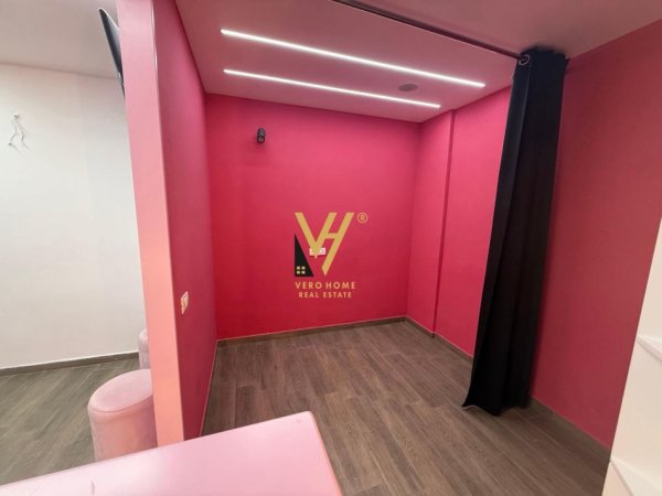 Tirane, jepet me qera zyre Kati 1, 40 m² 350 € (SHKOZE)