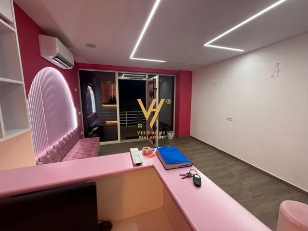 Tirane, jepet me qera zyre Kati 1, 40 m² 350 € (SHKOZE)