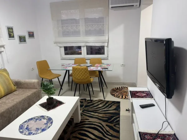 Tirane, jepet me qera apartament 1+1 Kati 1, 600 €