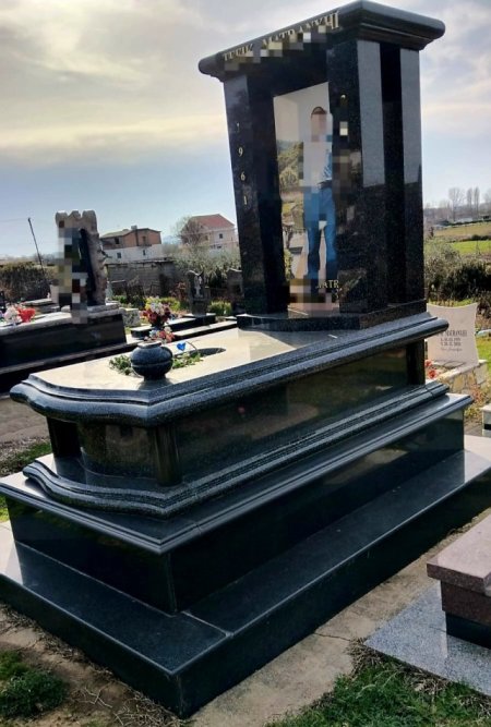 Tirane, ofroj Punime Varresh Ajdini Granit & Mermer Portrete të Gdhendura