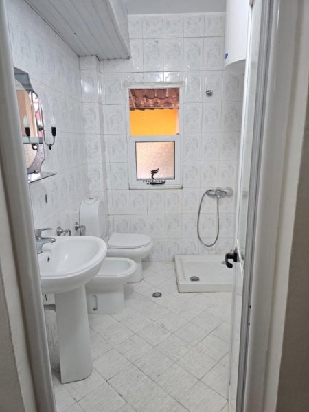 Tirane, jepet me qera apartament 1+1 Kati 3, 60 m² 450 € (PORCELAN)