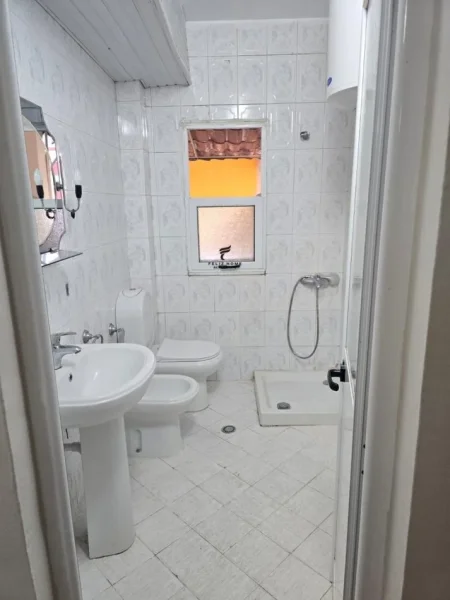 Tirane, jepet me qera apartament 1+1 Kati 3, 60 m² 450 € (PORCELAN)