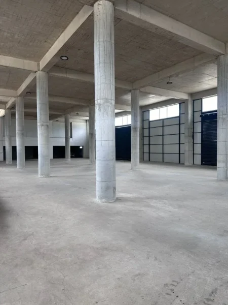 Tirane, jepet me qera magazine Kati -1, 1.100 m² (top channel)