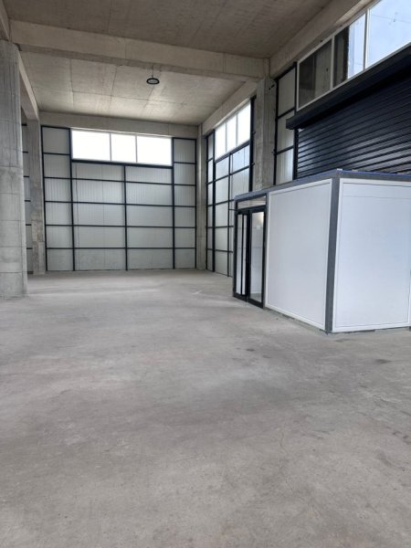 Tirane, jepet me qera magazine Kati -1, 1.100 m² (top channel)