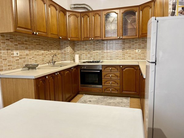 Tirane, jepet me qera apartament 2+1+Ballkon Kati 7, 85 m² 550 € (LAPRAKE)