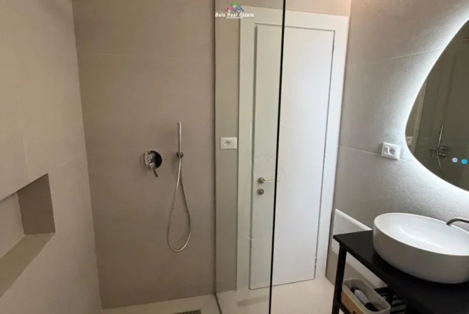 Tirane, jepet me qera Vile 1+1 Kati 2, 65 m² 880 € (Rruga Robert Shvarc)