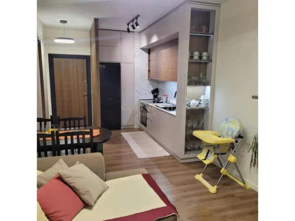 Tirane, jepet me qera apartament 2+1+Ballkon Kati 3, 87 m² 600 € (ish fusha aviacionit)