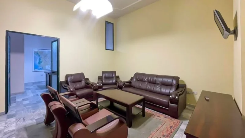 Tirane, jepet me qera zyre Kati 0, 40 m² 670 € (Rruga e Bogdaneve)