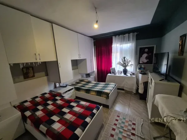 Tirane, shitet apartament 2+1+Ballkon Kati 5, 76 m² 159.000 € (rruga e kavajes)