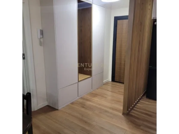 Tirane, jepet me qera 2+1+Ballkon Kati 3, 87 m² (FUSHA AVICIONIT)